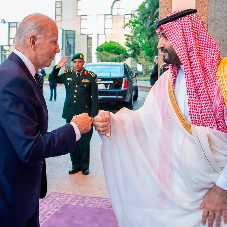 Joe Biden bei der Begrüßung in Saudi-Arabien (Foto: dpa Bildfunk, Picture Alliance)