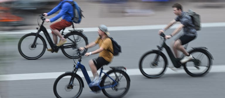 Drei Radfahrer (Foto: picture-alliance / Reportdienste, Arne Dedert)