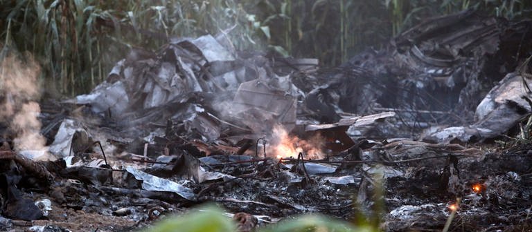 Eine Flamme ist inmitten der Trümmer eines Antonow-Frachtflugzeugs in Nordgriechenland zu sehen, das in der Nähe der Stadt Kavala abgestürzt sein soll. (Foto: dpa Bildfunk, picture alliance/dpa/AP | Giannis Papanikos)