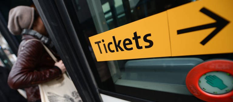 Ein Aufkleber mit der Aufschrift "Tickets" ist an einem Bus angebracht. (Foto: dpa Bildfunk, picture alliance/dpa | Arne Dedert)