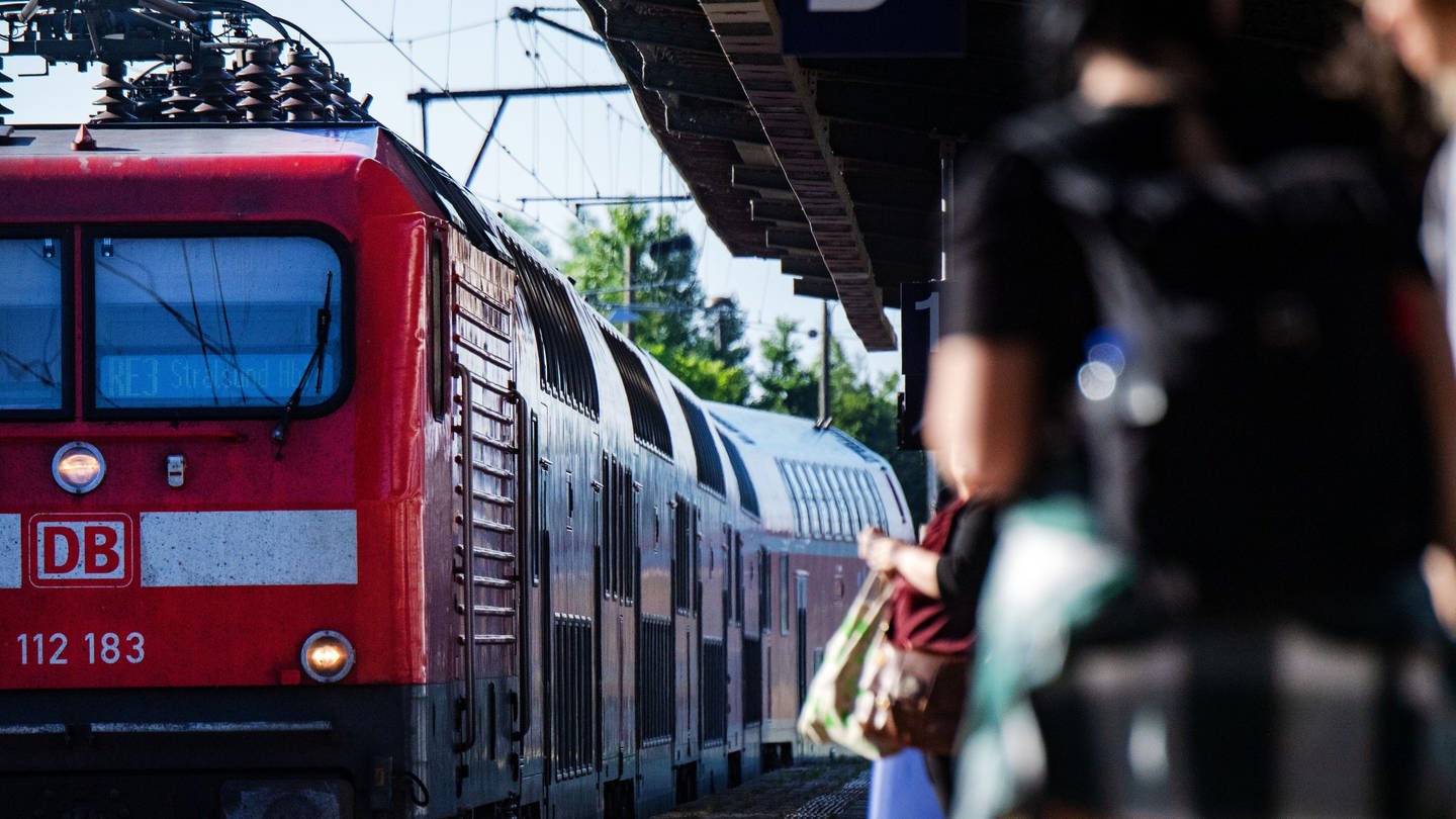Zug steht im Bahnhof (Foto: dpa Bildfunk, picture alliance/dpa | Stefan Sauer)