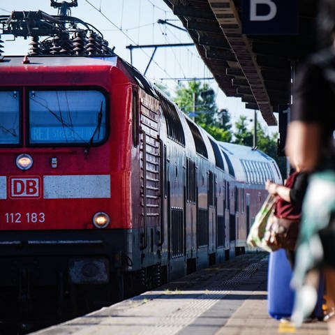 Zug steht im Bahnhof (Foto: dpa Bildfunk, picture alliance/dpa | Stefan Sauer)