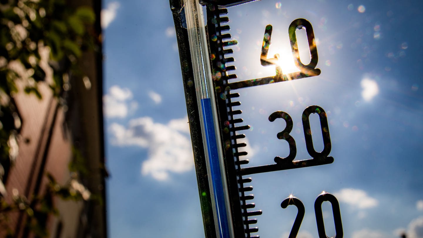 in Thermometer an einer Hauswand zeigt Temparaturen in Richtung der 40-Grad-Marke an (Foto: dpa Bildfunk, picture alliance/dpa | Frank Rumpenhorst)