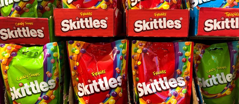 Zu sehen sind Packungen der Süßigkeitenmarke Skittles (Foto: IMAGO, xJakubxPorzyckix)