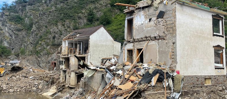 Von der Flut fortgerissen wurde die Fassade dieses Hauses in Mayschoß 2021. Zahlreiche Häuser in dem Ort wurden komplett zerstört oder stark beschädigt. (Foto: IMAGO, x xonw-imagesx/xJasonxTschepljakowx)