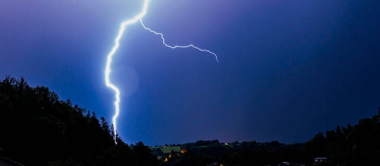 Heftige Blitze am Himmel. (Foto: IMAGO, IMAGO / Dominik Kindermann)