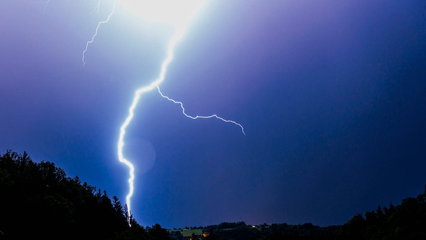 Heftige Blitze am Himmel. (Foto: IMAGO, IMAGO / Dominik Kindermann)