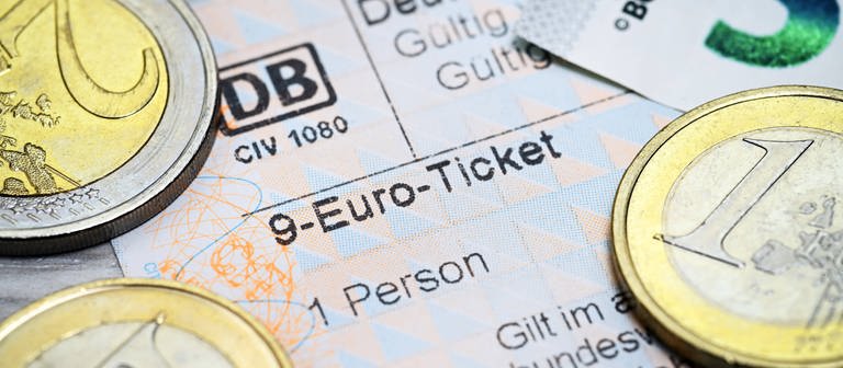 9-Euro-Ticket und Geldmünzen (Foto: IMAGO, IMAGO / Christian Ohde)