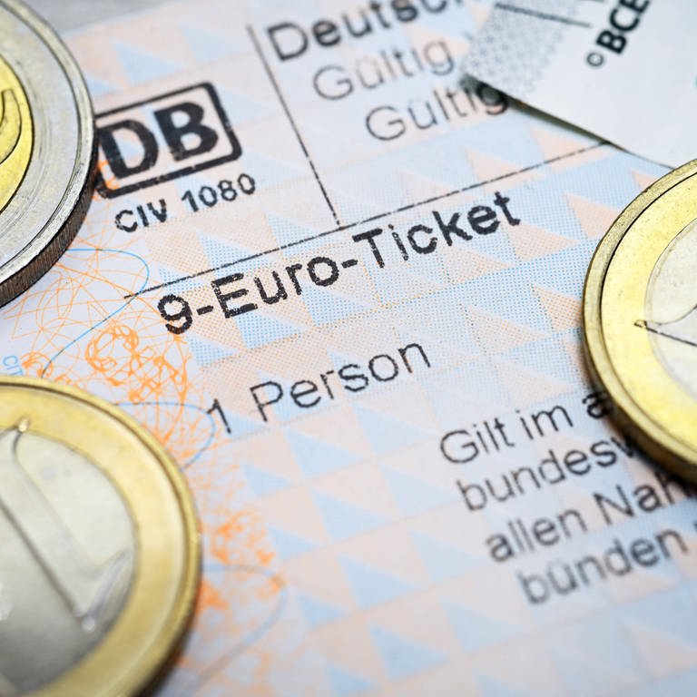 9-Euro-Ticket und Geldmünzen (Foto: IMAGO, IMAGO / Christian Ohde)