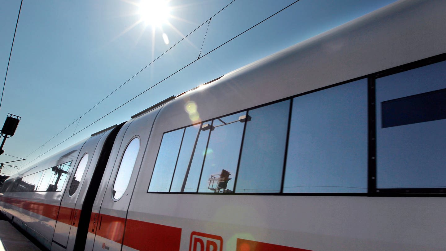 in Intercity-Zug steht bei strahlendem Sonnenschein und Temperaturen um 33 Grad Celsius am Bahnsteig des Berliner Hauptbahnhofs