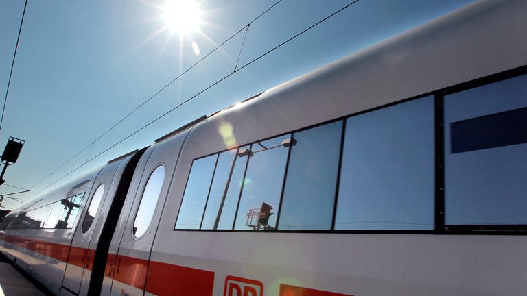in Intercity-Zug steht bei strahlendem Sonnenschein und Temperaturen um 33 Grad Celsius am Bahnsteig des Berliner Hauptbahnhofs (Foto: picture-alliance / Reportdienste, picture alliance / dpa | Wolfgang Kumm)
