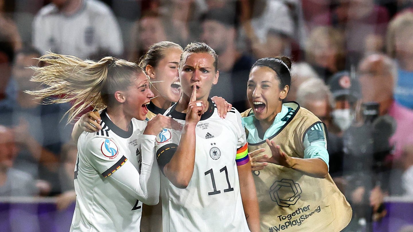 Deutsche Fußballerinnen freuen sich beim EM-Viertelfinale über ein Tor