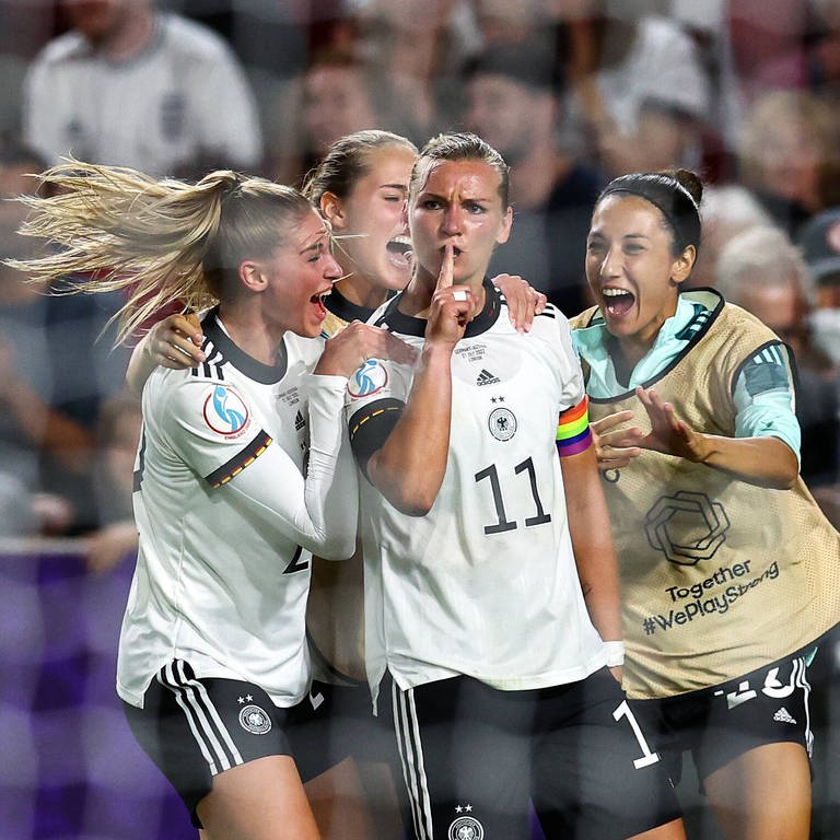 Deutsche Fußballerinnen freuen sich beim EM-Viertelfinale über ein Tor (Foto: DASDING, IMAGO / Sportimage)