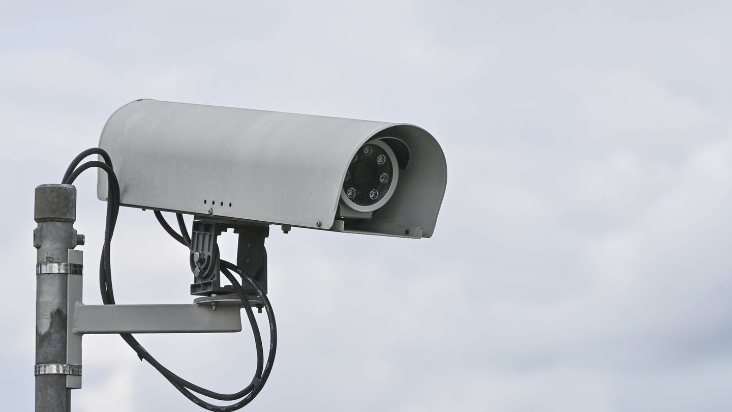 Eine Überwachungskamera vor bewölktem Himmel. Immer mehr Unternehmen in Deutschland arbeiten mit vernetzten Systemen im sogenannten Internet der Dinge (IoT).