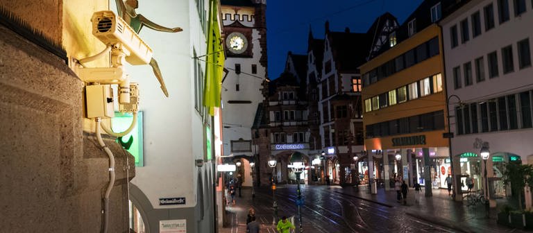 Eine Videokamera zeigt auf die Kaiser-Joseph-Straße in Freiburg. (Foto: dpa Bildfunk, picture alliance/dpa | Philipp von Ditfurth)