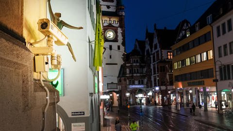 Eine Videokamera zeigt auf die Kaiser-Joseph-Straße in Freiburg. (Foto: dpa Bildfunk, picture alliance/dpa | Philipp von Ditfurth)