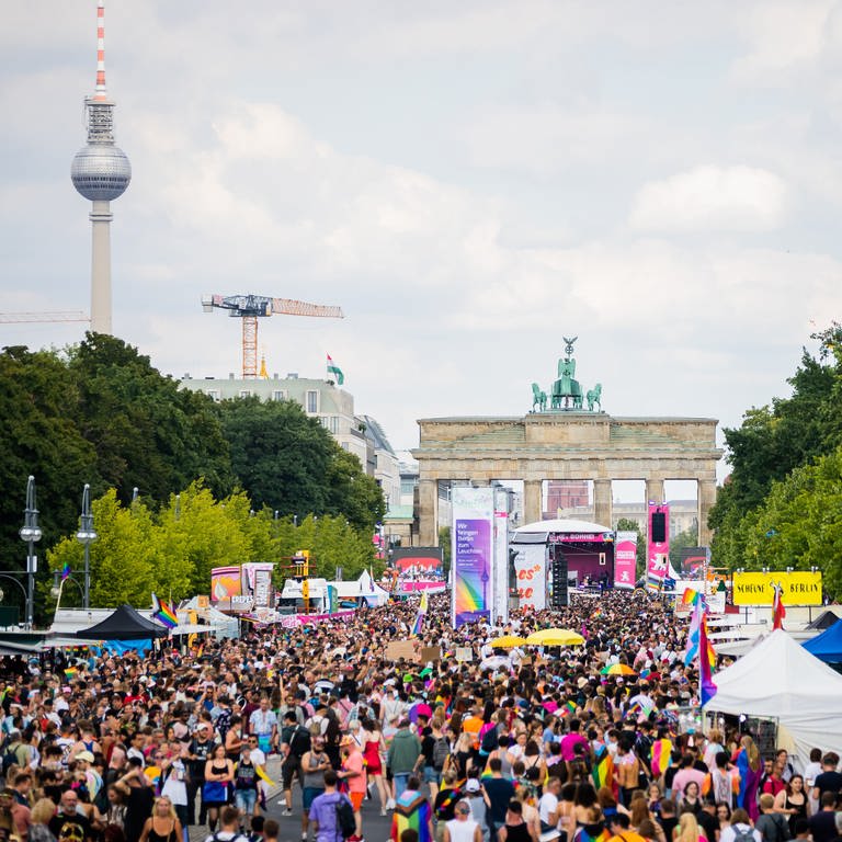 Tausende Menschen stehen beim CSD in Berlin vor dem Brandenburger Tor. (Foto: dpa Bildfunk, picture alliance/dpa | Christoph Soeder)