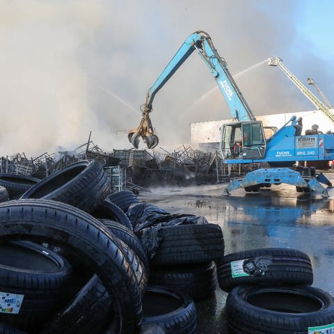 Am Morgen nach dem Brand bei einem Reifengroßhändler in Gammertingen steigt immer noch Rauch auf. (Foto: DASDING, picture alliance/dpa | Thomas Warnack)
