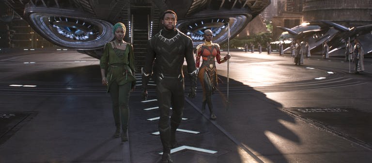 Nakia (Lupita Nyong'o, l-r), T'ChallaBlack Panther (Chadwick Boseman) und Okoye (Danai Gurira) in einer Szene des Films «Black Panther».  (Foto: dpa Bildfunk, picture alliance/dpa | ---)