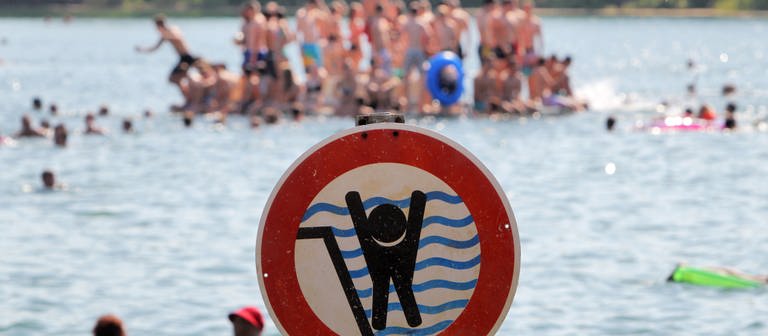Ein Schild warnt im Badesee Schwimmerinnen und Schwimmer vor einem stark abfallenden Ufer (Foto: dpa Bildfunk, picture alliance/dpa | Fredrik von Erichsen)