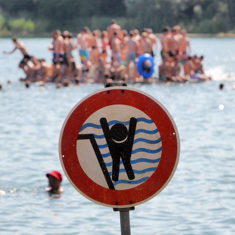 Ein Schild warnt im Badesee Schwimmerinnen und Schwimmer vor einem stark abfallenden Ufer (Foto: dpa Bildfunk, picture alliance/dpa | Fredrik von Erichsen)