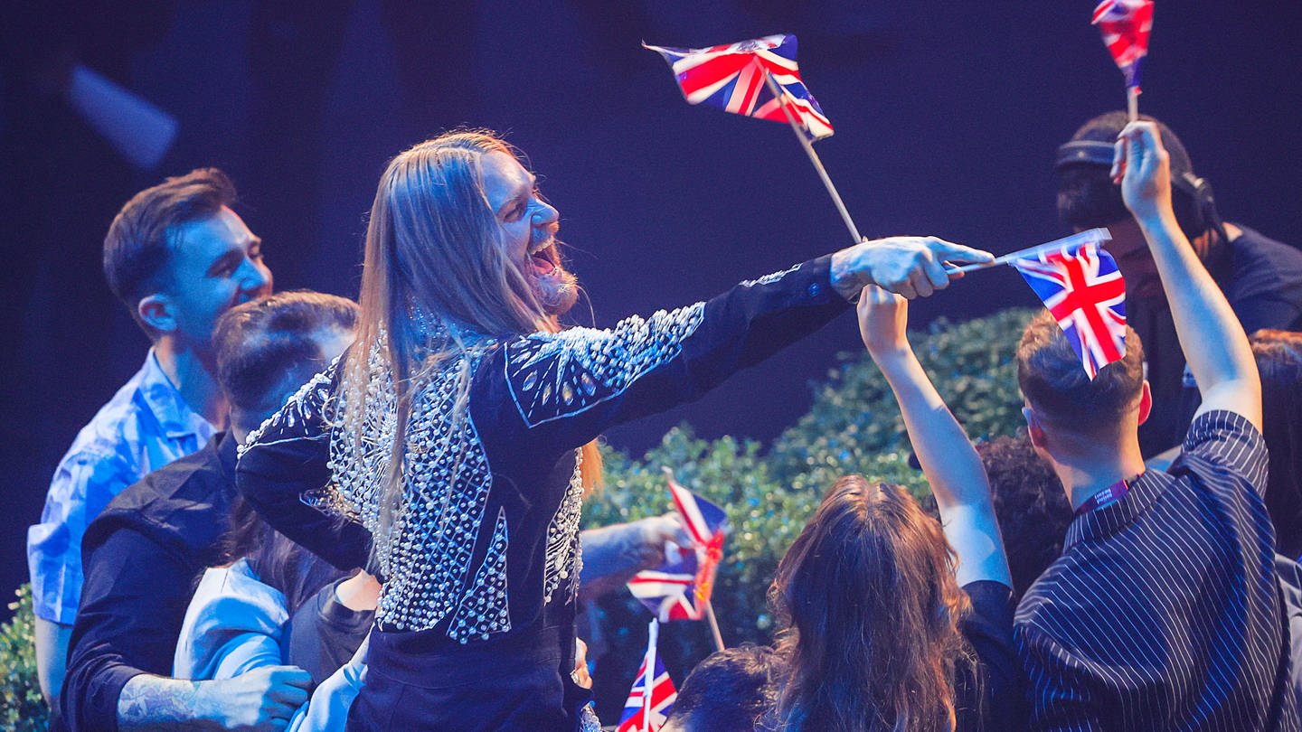 Das Team um Sam Ryder aus Großbritannien bei der Punktevergabe im Finale des Eurovision Song Contest (ESC). (Foto: picture-alliance / Reportdienste, picture alliance/dpa | Jens Büttner)