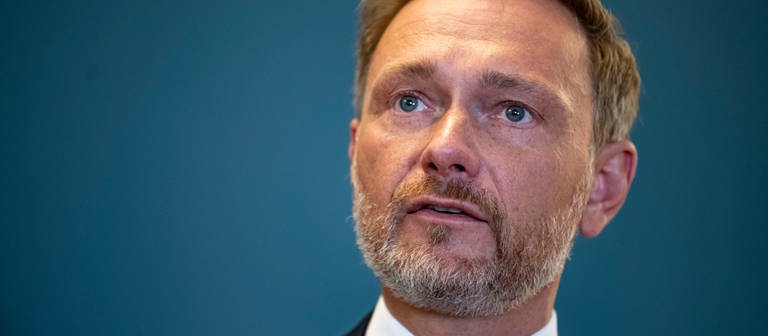 Christian Lindner (FDP), Bundesminister der Finanzen vor einem blauen Hintergrund (Foto: picture-alliance / Reportdienste, picture alliance/dpa | Fabian Sommer)
