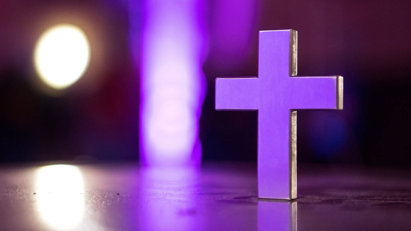 Ein Kreuz steht in einer Kirche