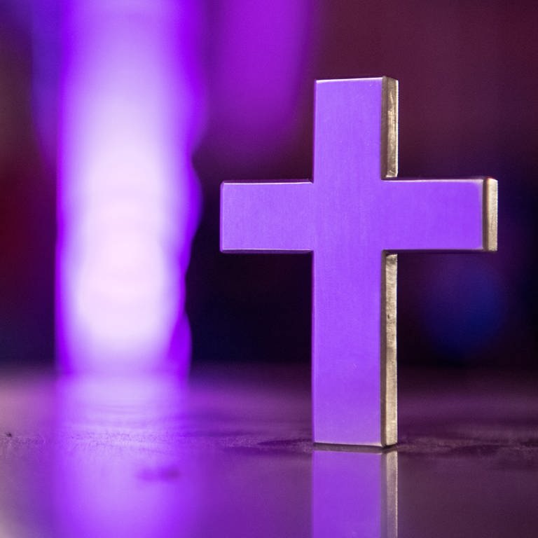 Ein Kreuz steht in einer Kirche (Foto: dpa Bildfunk, picture alliance/dpa | Sebastian Gollnow)