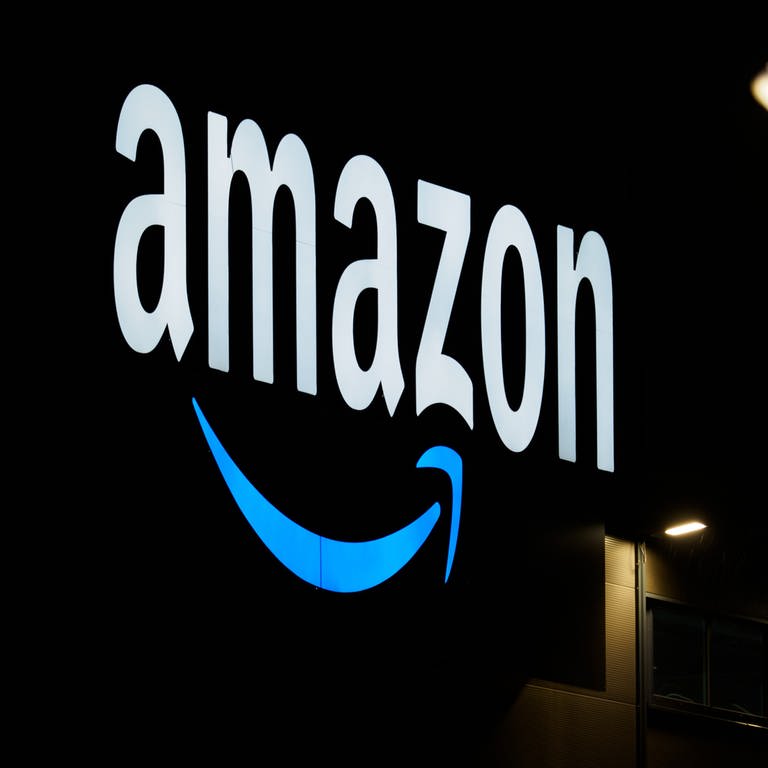Das Amazon-Logo ist auf der Fassade eines Sortierzentrums zu sehen (Foto: dpa Bildfunk, picture alliance/dpa/dpa-Zentralbild | Soeren Stache)