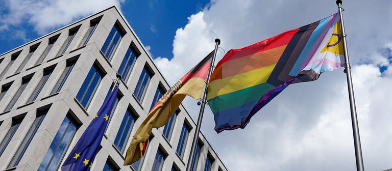 Am Familienministerium in Berlin weht neben der Europaflagge und Flagge der Bundesrepublik auch eine Regenbogenflagge. (Foto: IMAGO, IMAGO / Fotostand)