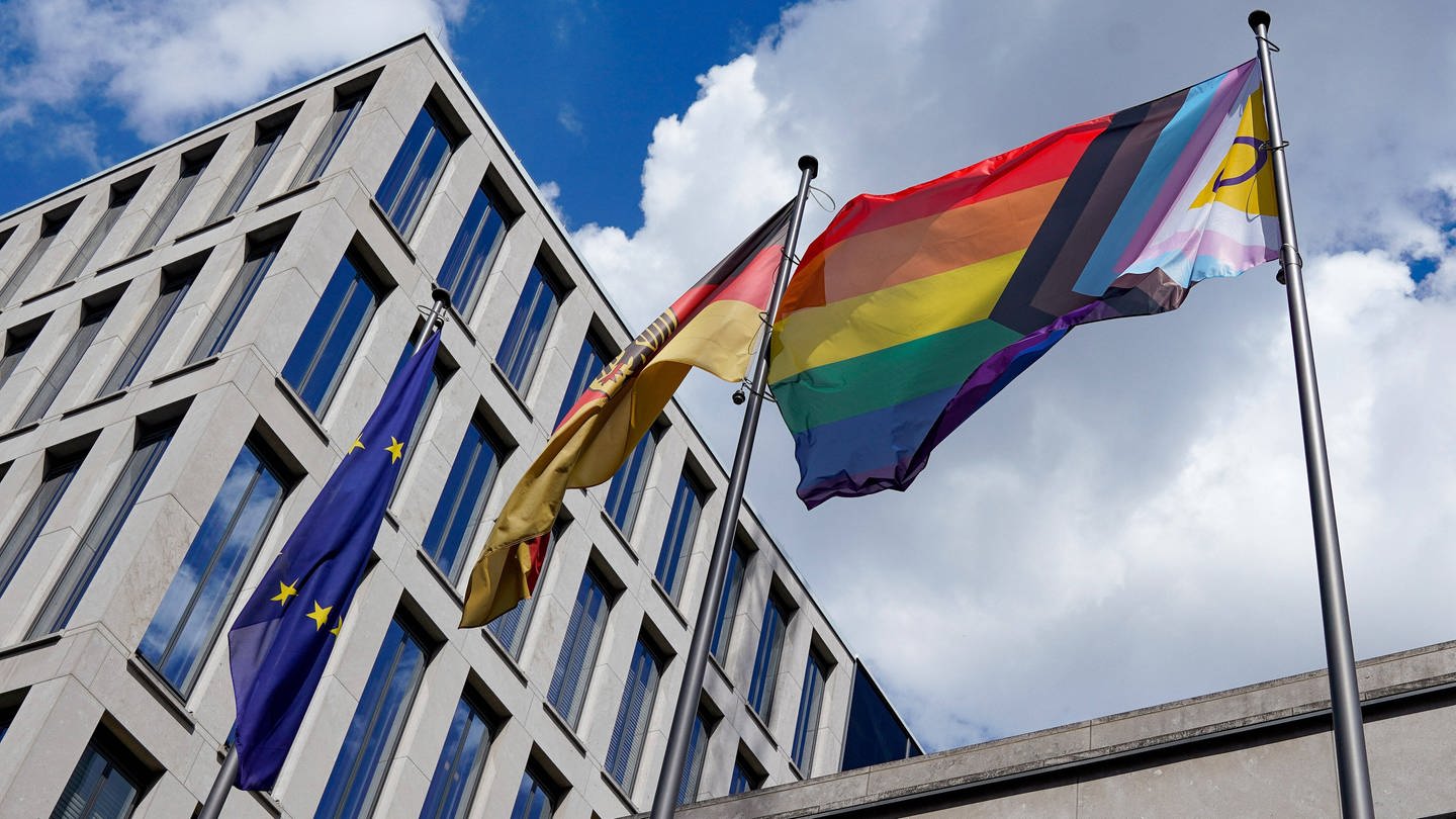 Am Familienministerium in Berlin weht neben der Europaflagge und Flagge der Bundesrepublik auch eine Regenbogenflagge.