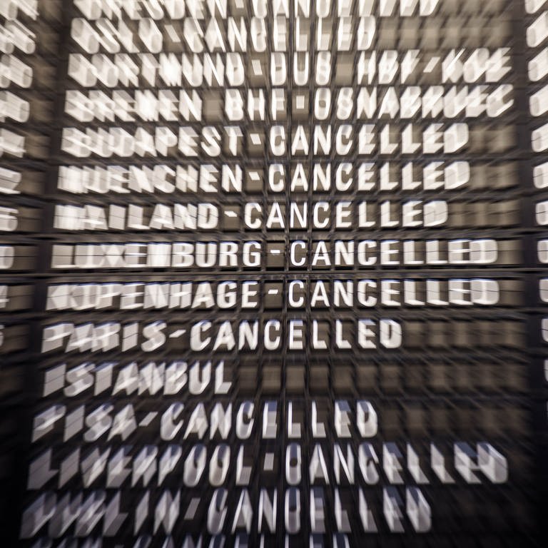 Als "cancelled" für gestrichen werden am frühen Morgen am Frankfurter Flughafen zahreiche Flüge angezeigt.  (Foto: dpa Bildfunk, picture alliance/dpa | Frank Rumpenhorst)