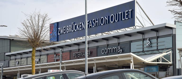 Blick auf Geschäfte des Zweibrücker Fashion Outlets (Foto: IMAGO, IMAGO / BeckerBredel)