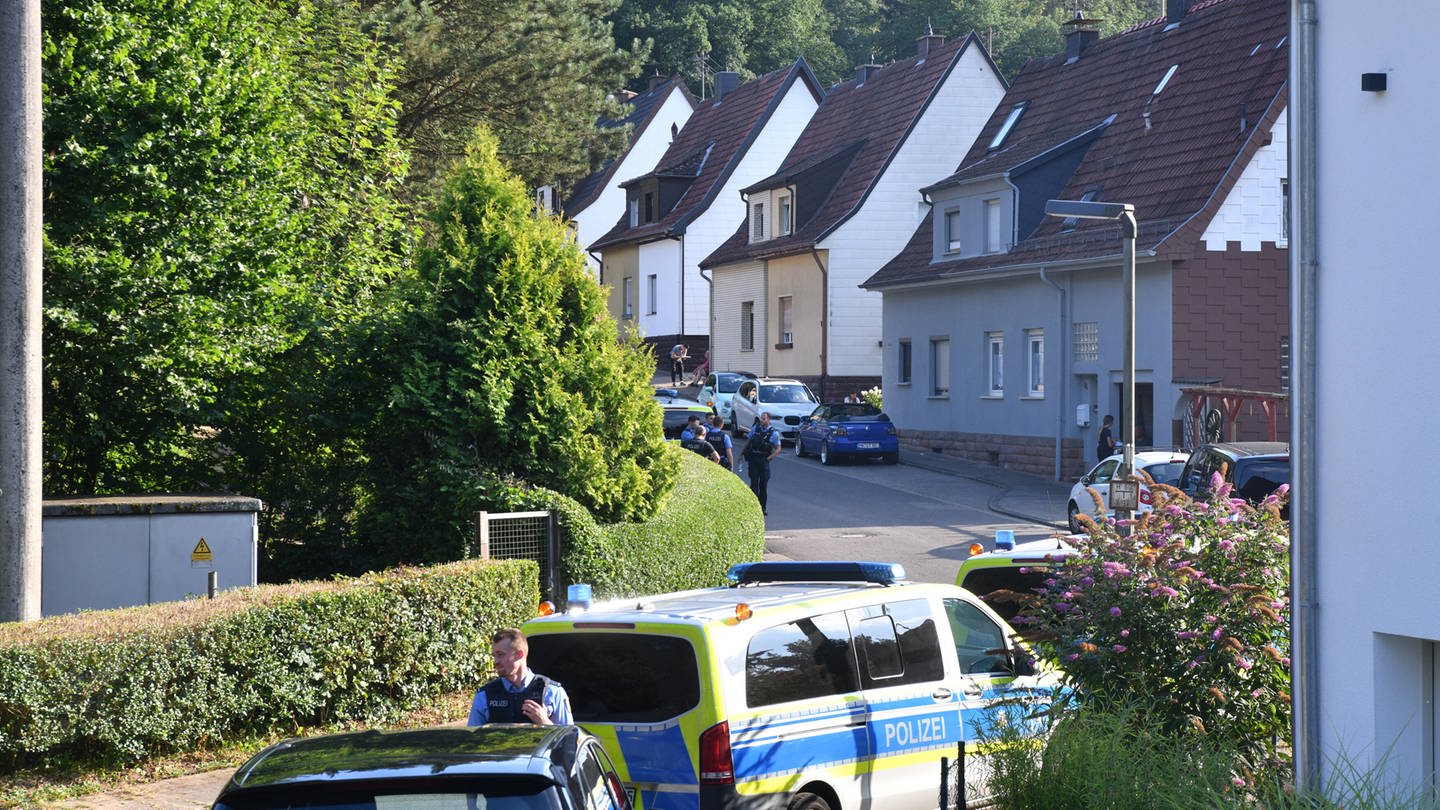 Bei einem Beziehungsdrama in Ottweiler werden am Freitagabend (29.7.2022) zwei Menschen erschossen