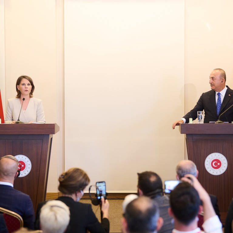 Baerbock und der türkische Außenminister (Foto: dpa Bildfunk, picture alliance/dpa | Annette Riedl)