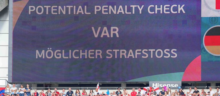 VAR-Check Elfmeter beim Finale England gegen Deutschland (Foto: IMAGO, PUBLICATIONxNOTxINxUK ActionPlus12413044 KatiexChan)