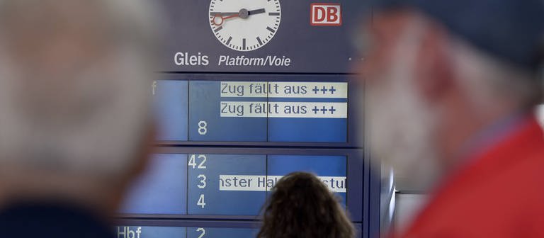 Anzeigentafel im Bahnhof Kaiserslautern zeigt Zugausfälle an (Foto: IMAGO, IMAGO / Werner Schmitt)