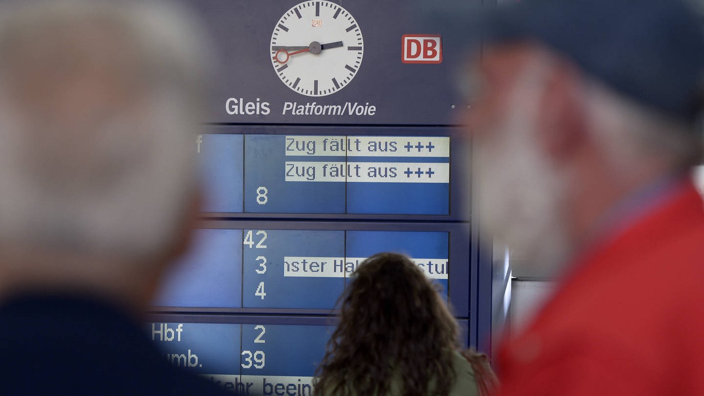 Anzeigentafel im Bahnhof Kaiserslautern zeigt Zugausfälle an