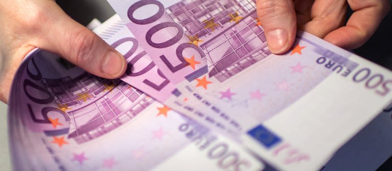 Eine Frau zählt 500-Euro-Scheine (Foto: dpa Bildfunk, picture alliance/dpa | Matthias Balk)