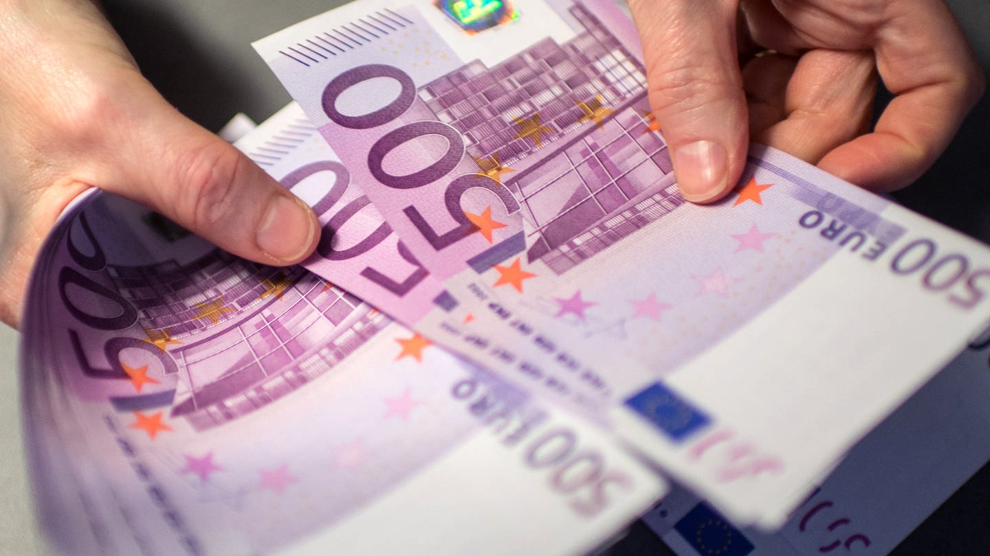 Eine Frau zählt 500-Euro-Scheine (Foto: dpa Bildfunk, picture alliance/dpa | Matthias Balk)
