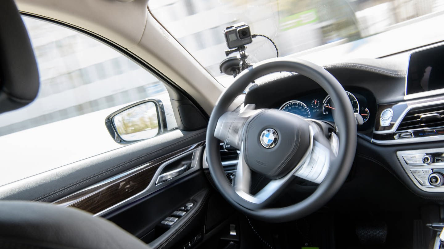 Ein autonom fahrendes Fahrzeug fährt bei der Eröffnung des BMW-Entwicklungszentrums «Campus Autonomes Fahren» über eine Teststrecke.