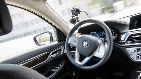 Ein autonom fahrendes Fahrzeug fährt bei der Eröffnung des BMW-Entwicklungszentrums «Campus Autonomes Fahren» über eine Teststrecke. (Foto: dpa Bildfunk, picture alliance/dpa | Matthias Balk)