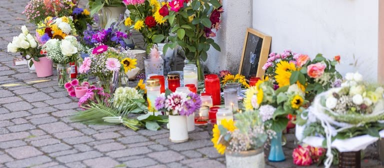 Blumen, Kerzen und Botschaften liegen vor dem Rathaus von Gottenheim, wo Menschen sie in Anteilnahme am Tod einer 14-jährigen abgelegt haben.  (Foto: dpa Bildfunk, picture alliance/dpa | Philipp von Ditfurth)
