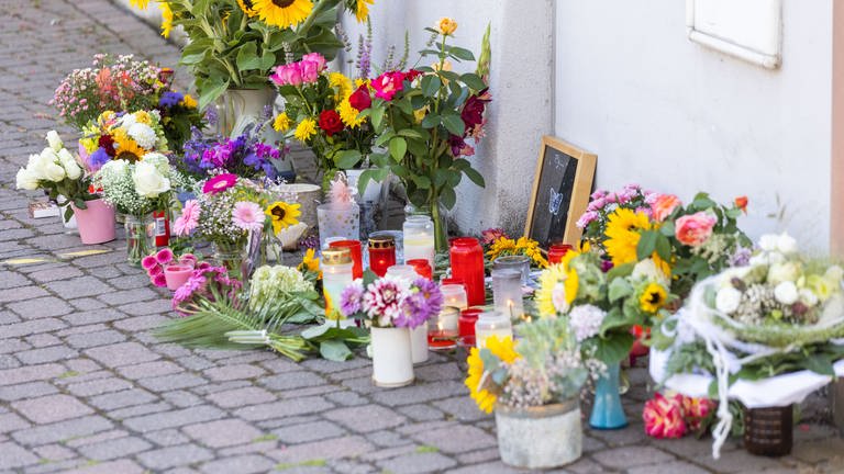 Blumen, Kerzen und Botschaften liegen vor dem Rathaus von Gottenheim, wo Menschen sie in Anteilnahme am Tod einer 14-jährigen abgelegt haben.  (Foto: dpa Bildfunk, picture alliance/dpa | Philipp von Ditfurth)