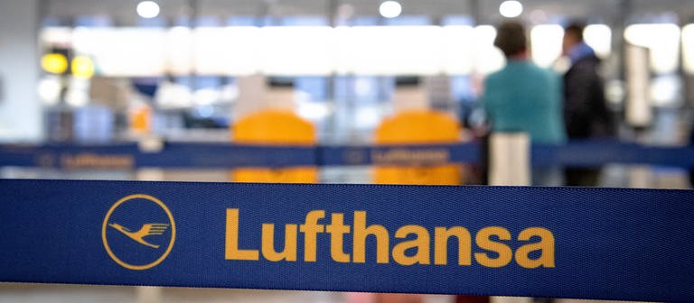 Passagiere laufen auf den Lufthansa-Schalter am Flughafen zu. (Foto: dpa Bildfunk, picture alliance/dpa | Sina Schuldt)
