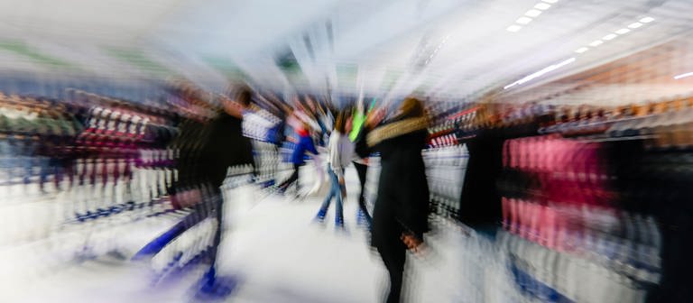 Besucher laufen mit Schlittschuhen ihre Runden in der Eis-Arena. (Foto: dpa Bildfunk, picture alliance/dpa | Frank Molter)