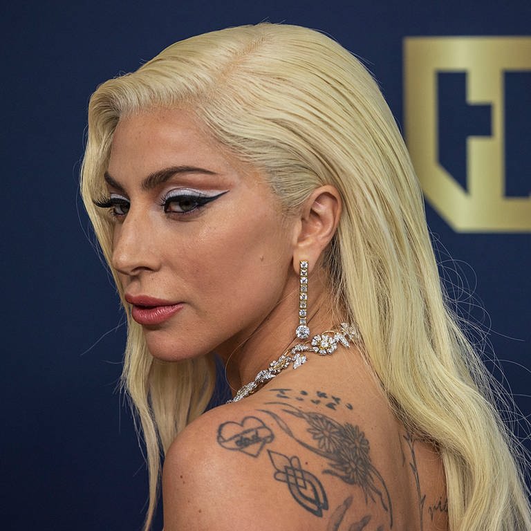 Sängerin und Schauspielerin Lady Gaga trifft zur 28. Verleihung der Screen Actors Guild Awards am Barker Hangar ein. (Foto: dpa Bildfunk, picture alliance/dpa/Prensa Internacional via ZUMA | Javier Rojas)