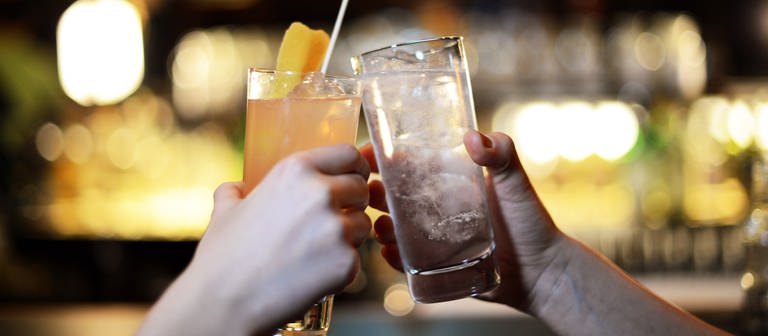  Berlin: Mit Cocktails stoßen zwei Frauen in einer Bar an. (Foto: dpa Bildfunk, picture alliance / Jens Kalaene/dpa-Zentralbild/dpa | Jens Kalaene)