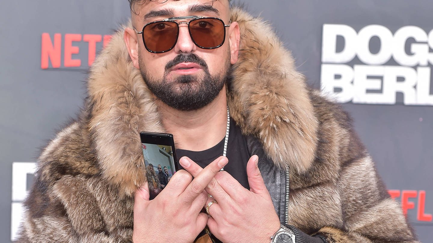 Haftbefehl auf dem roten Teppich (Foto: IMAGO, DOGS OF BERLIN arrest warrant bourgeois Aykut Anhan is a Turkish German rapper on the black carpet to the world premiere of DOGS OF BERLIN at Kino International on 06 12 2018)